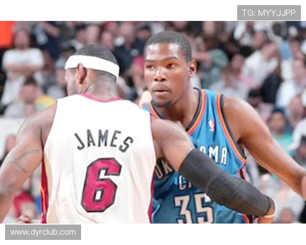 詹姆斯与杜兰特最新对决预示新赛季激烈竞争，球迷期待精彩表现